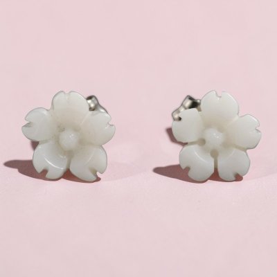 画像1: 白サンゴ 桜フラワー チタンピアス