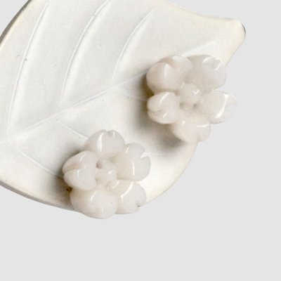 画像3: 白サンゴ 桜フラワー チタンピアス