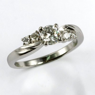 画像4: 【リフォーム例】婚約指輪の立爪ダイヤを結婚指輪のカーブに合わせてリフォーム