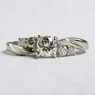 画像3: 【リフォーム例】婚約指輪の立爪ダイヤを結婚指輪のカーブに合わせてリフォーム