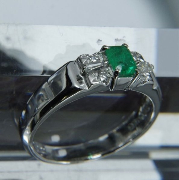 画像3: プラチナ・エメラルドリングの高さを低く (3)