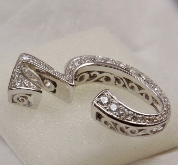 画像9: K18WGダイヤ入りペンダントのバチカン加工 (9)