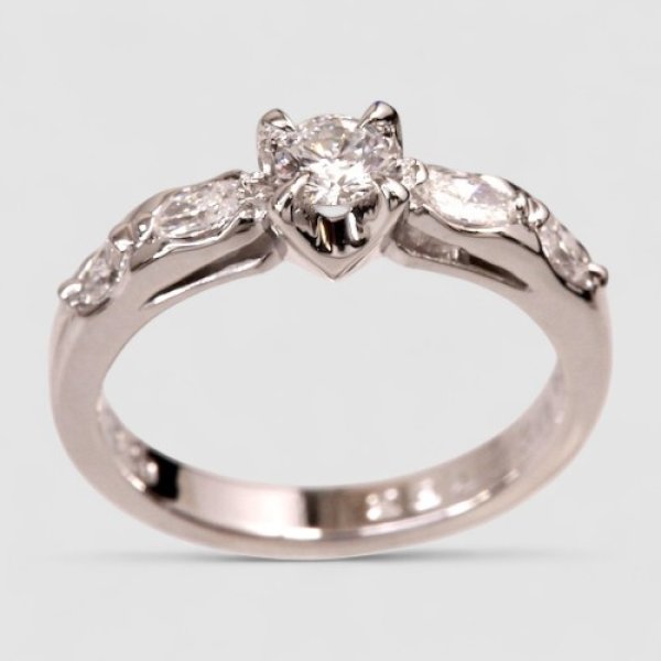 画像2: 【オーダー制作例】お母様のダイヤリング2本をリフォームした婚約指輪 (2)