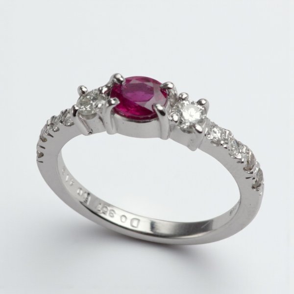 画像4: 【オーダー例】【リフォーム例】お持ちのルビーで主役リングへ（両脇ダイヤ＋メレ） (4)