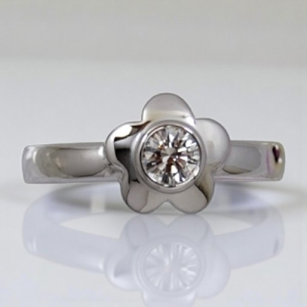 画像1: 【オーダー制作例】Pt900 お花モチーフダイヤエンゲージリング (1)