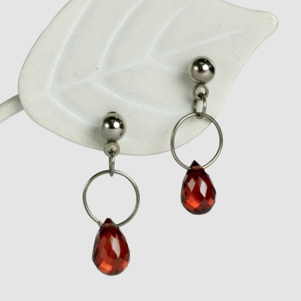 画像1: ガーネットチタンピアス (1)