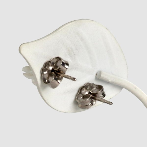 画像5: 白サンゴ 桜フラワー チタンピアス (5)