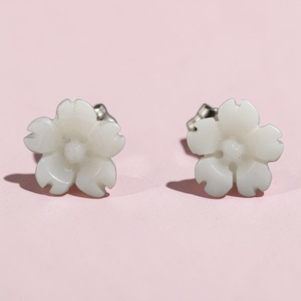 画像1: 白サンゴ 桜フラワー チタンピアス (1)