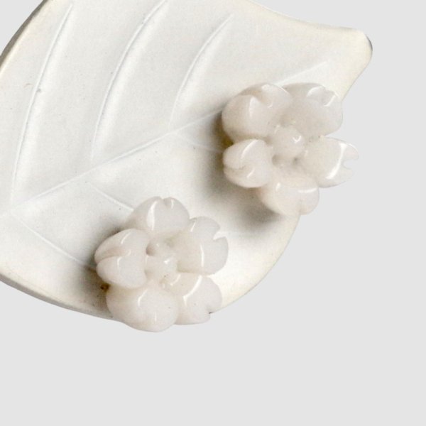 画像3: 白サンゴ 桜フラワー チタンピアス (3)