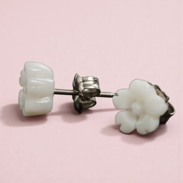 画像2: 白サンゴ 桜フラワー チタンピアス (2)